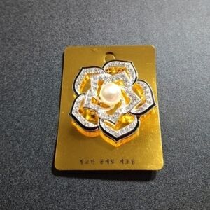 💎NEW - Sliver Tone Brooch, with Black, Faux Diamonds and Pearl Accent